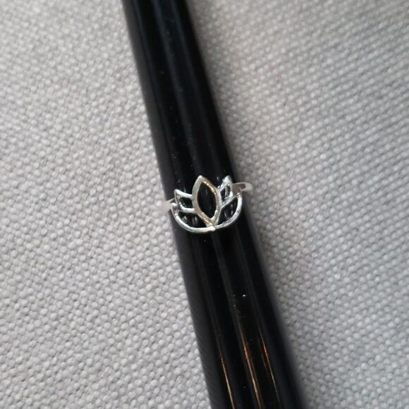 🆕️ Lotus flower adjustable toe/ knuckle ring - Picture 1 of 2